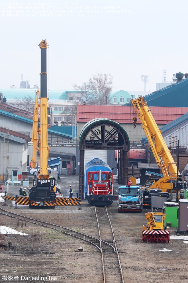 【JR北】スイッチャーが到着し苗穂工場内で吊り上げ作業 （4枚目）