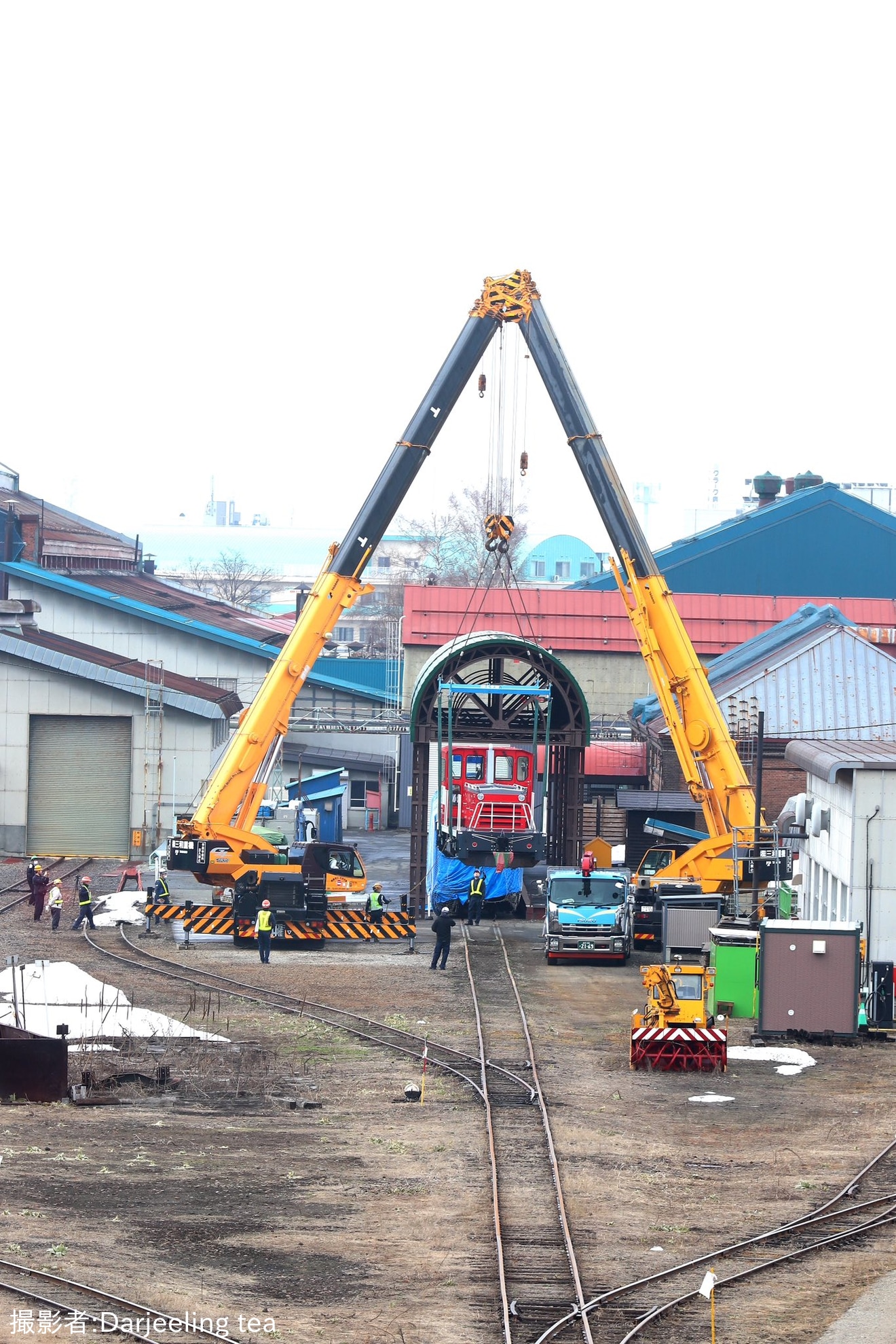 【JR北】スイッチャーが到着し苗穂工場内で吊り上げ作業 の拡大写真