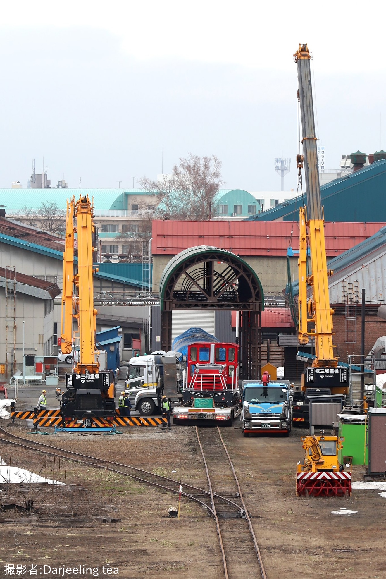 【JR北】スイッチャーが到着し苗穂工場内で吊り上げ作業 の拡大写真