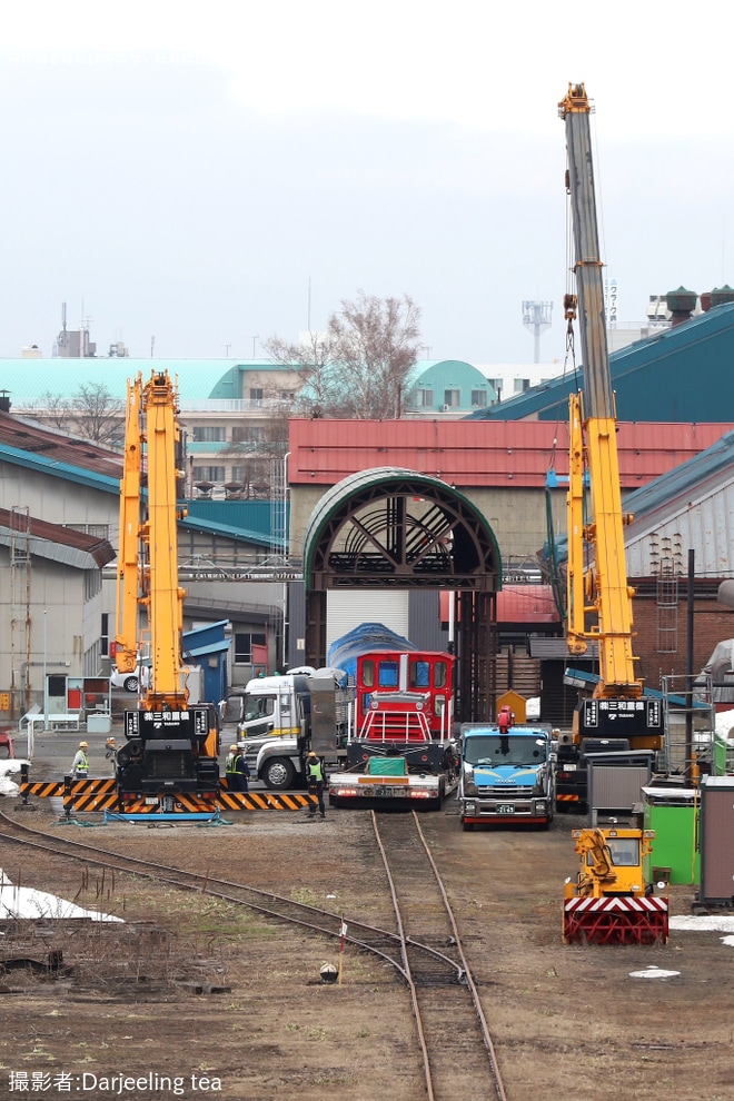 【JR北】スイッチャーが到着し苗穂工場内で吊り上げ作業 （2枚目）