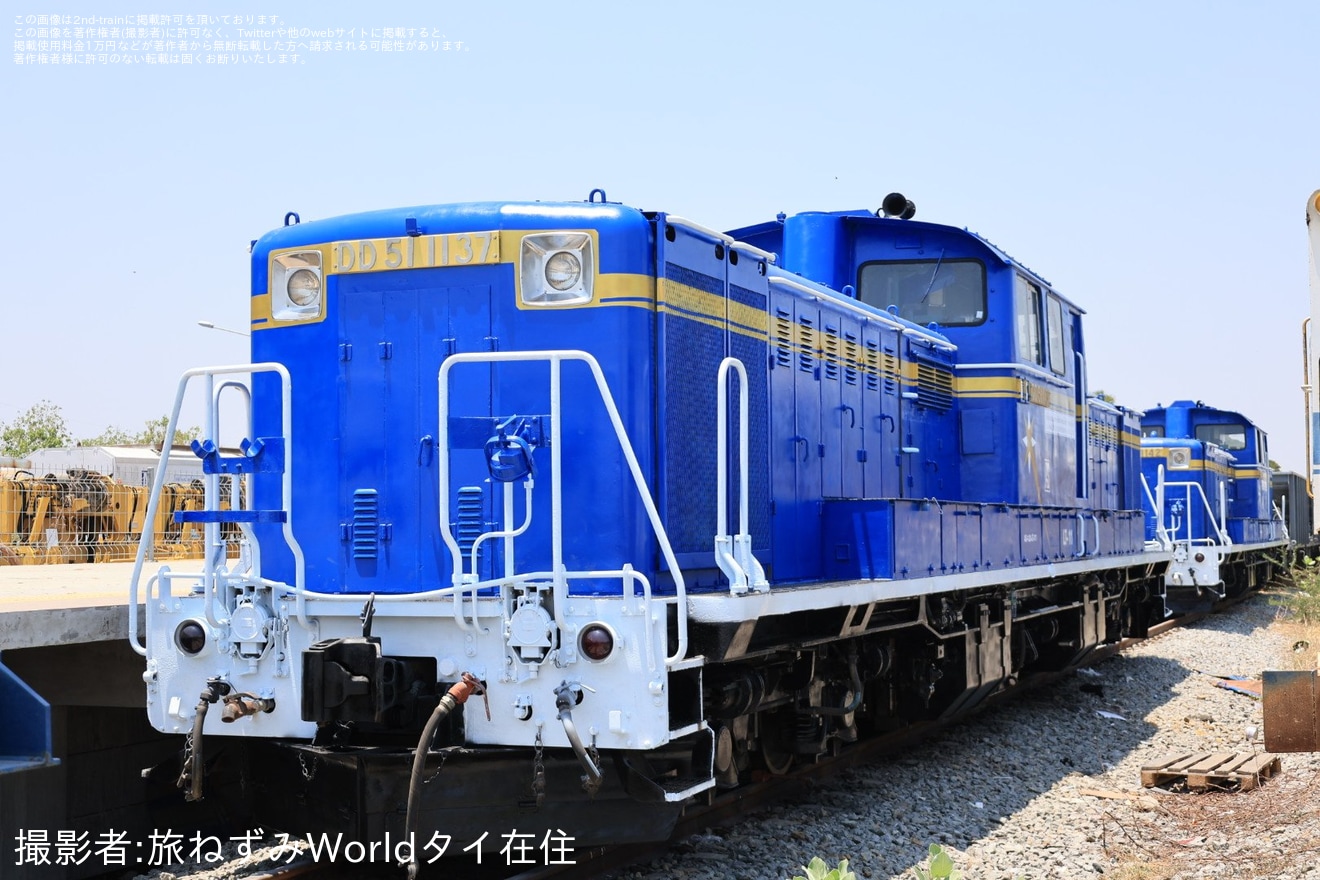 【AS】DD51-1137が再塗装と新たに作られたナンバープレートの取り付けが完了の拡大写真