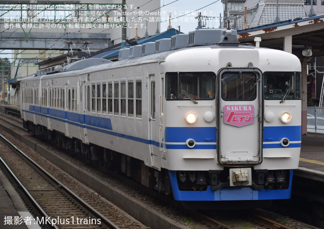 【トキ鉄】413・455系電車「TOKIトレイン」が運行再開・高田城址公園観桜会に合わせヘッドマークを掲出して運行 - 高田駅にて撮影