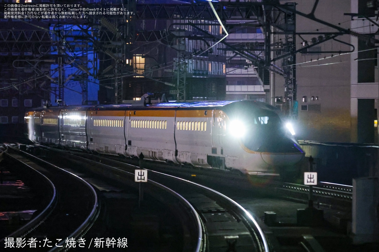 【JR東】カバーを破損しているE8系G15編成が新幹線総合車両センターへ入場回送の拡大写真