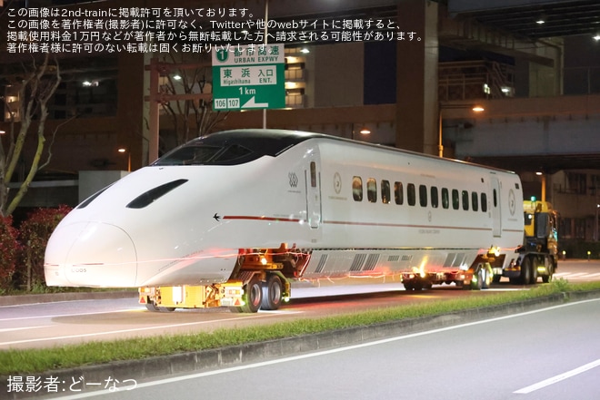 【JR九】九州新幹線800系U005編成1号車が博多港から博多駅前広場へ陸送を不明で撮影した写真