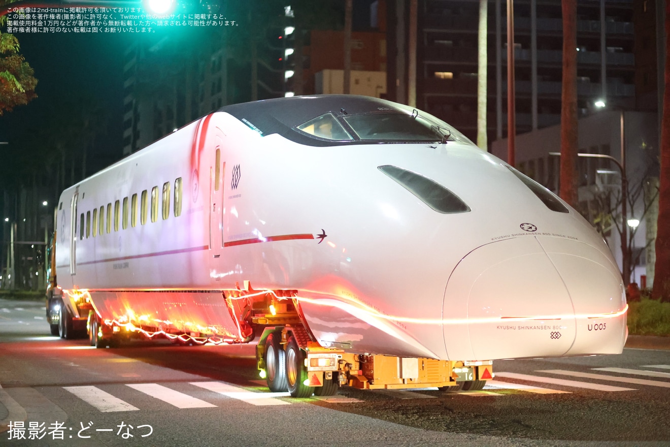 【JR九】九州新幹線800系U005編成1号車が博多港から博多駅前広場へ陸送の拡大写真