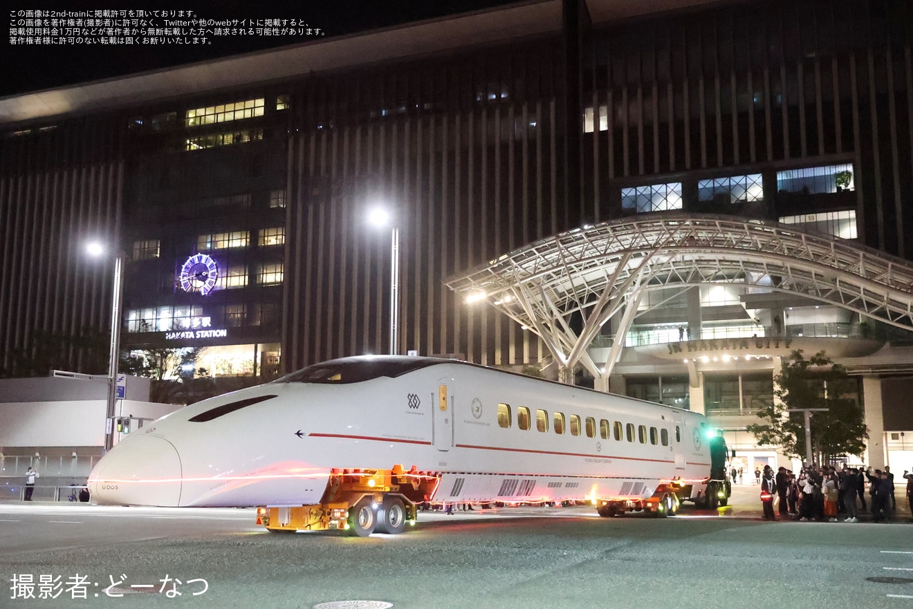 【JR九】九州新幹線800系U005編成1号車が博多港から博多駅前広場へ陸送の拡大写真