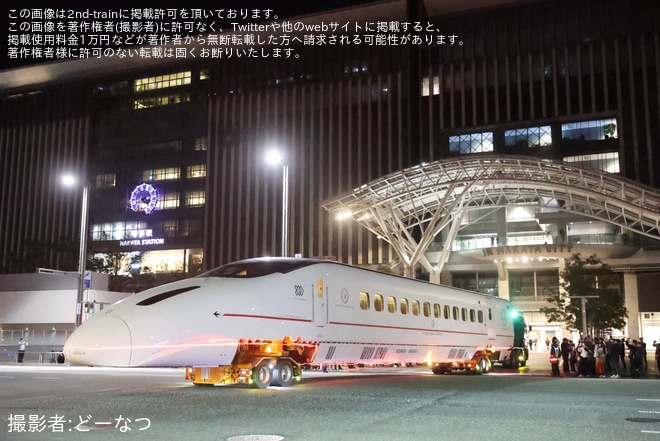 【JR九】九州新幹線800系U005編成1号車が博多港から博多駅前広場へ陸送を不明で撮影した写真