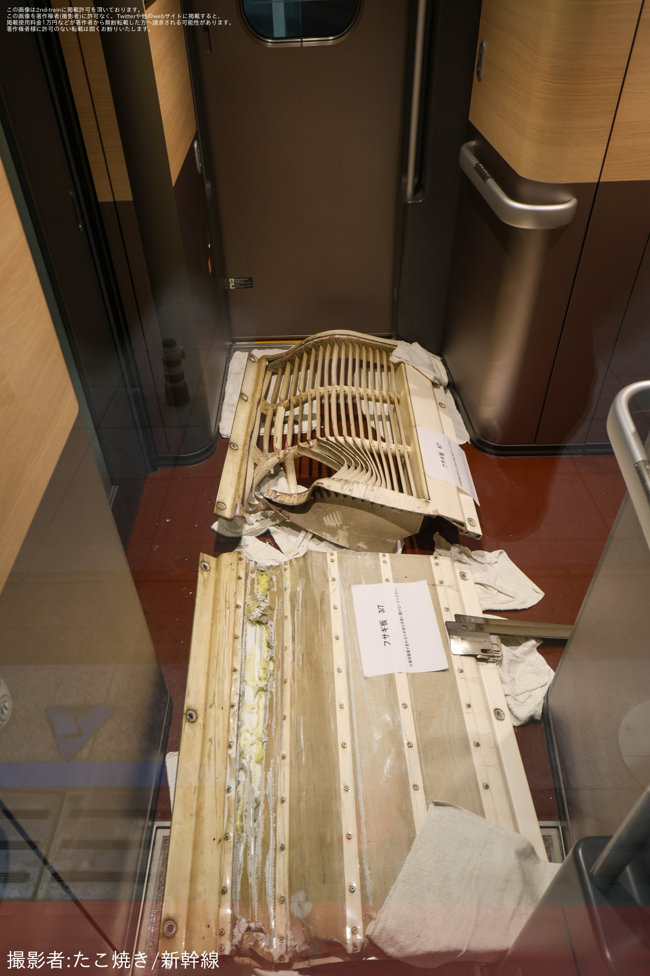 【JR東】カバーを破損しているE8系G15編成が新幹線総合車両センターへ入場回送の拡大写真