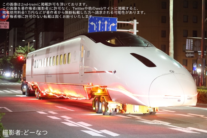 【JR九】九州新幹線800系U005編成1号車が博多港から博多駅前広場へ陸送を不明で撮影した写真