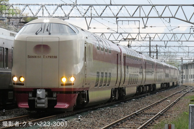 【JR西】寝台特急サンライズ瀬戸・出雲がJR京都線を明るい時間帯に走行を山崎～島本間で撮影した写真