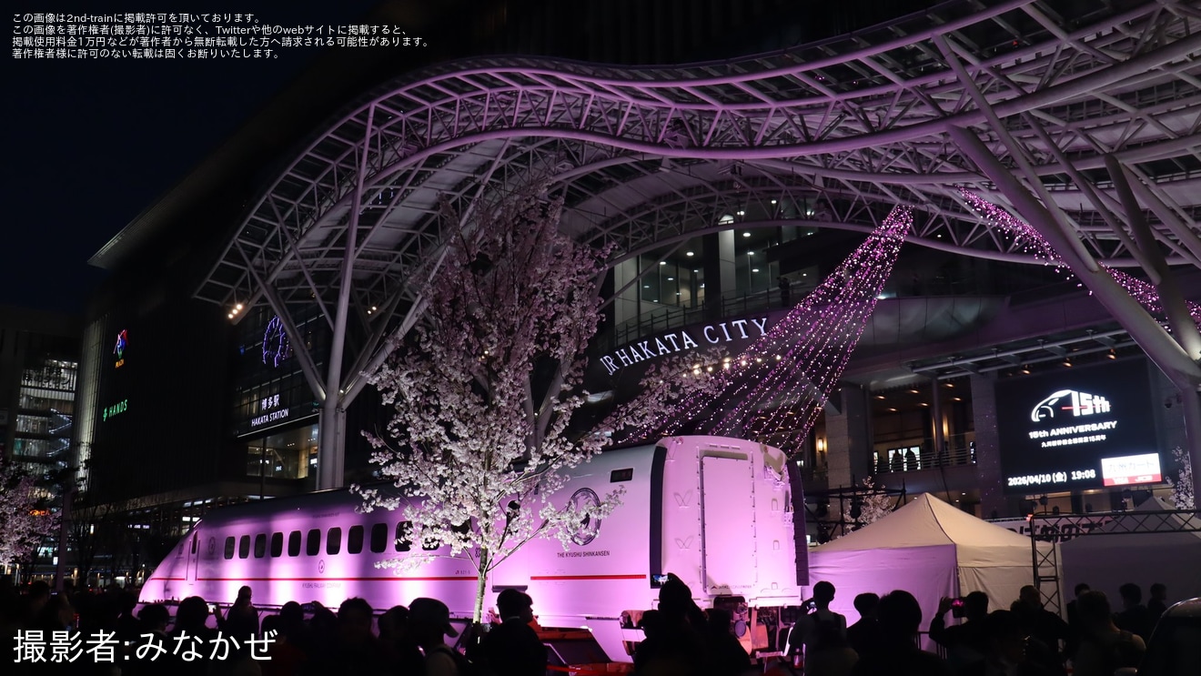 【JR九】「つばめの大冒険」で800系U005編成1号車がサクラ色に　博多駅前広場で桜ペインティング公開の拡大写真