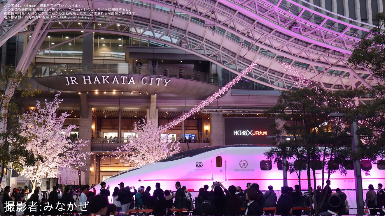 【JR九】「つばめの大冒険」で800系U005編成1号車がサクラ色に　博多駅前広場で桜ペインティング公開の拡大写真