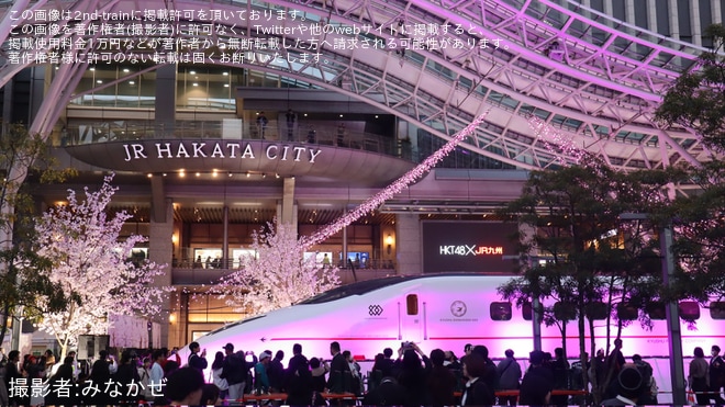 【JR九】「つばめの大冒険」で800系U005編成1号車がサクラ色に　博多駅前広場で桜ペインティング公開 - 博多駅にて撮影