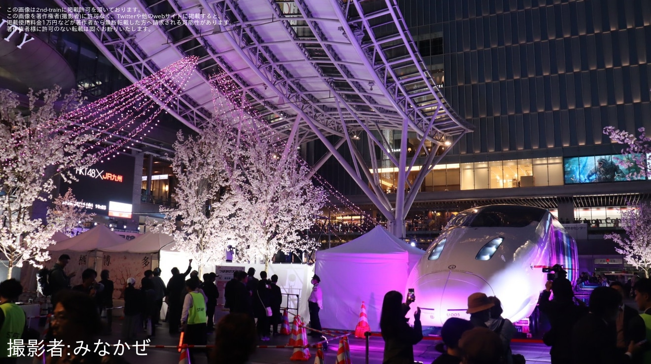 【JR九】「つばめの大冒険」で800系U005編成1号車がサクラ色に　博多駅前広場で桜ペインティング公開の拡大写真