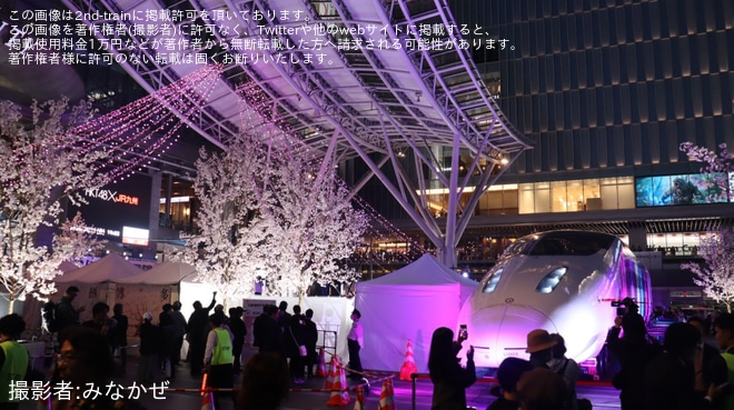 【JR九】「つばめの大冒険」で800系U005編成1号車がサクラ色に　博多駅前広場で桜ペインティング公開 - 博多駅にて撮影