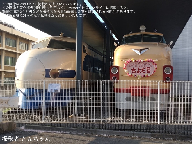 【川車】クハ26001と0系21-7008に、上皇ご夫妻のご成婚日にあわせた特別な装飾が実施を川崎車両神戸本社付近で撮影した写真