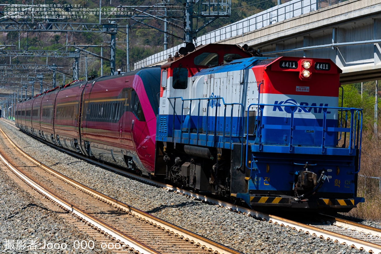 【韓国SRT】新しく製造した高速鉄道電車「EMU-320」の802号編成が輸送の拡大写真