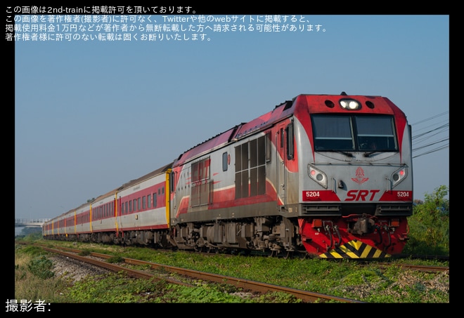 【SRT】ソンクラーン輸送対応臨時列車で元ブルートレイン客車8連で運転を不明で撮影した写真