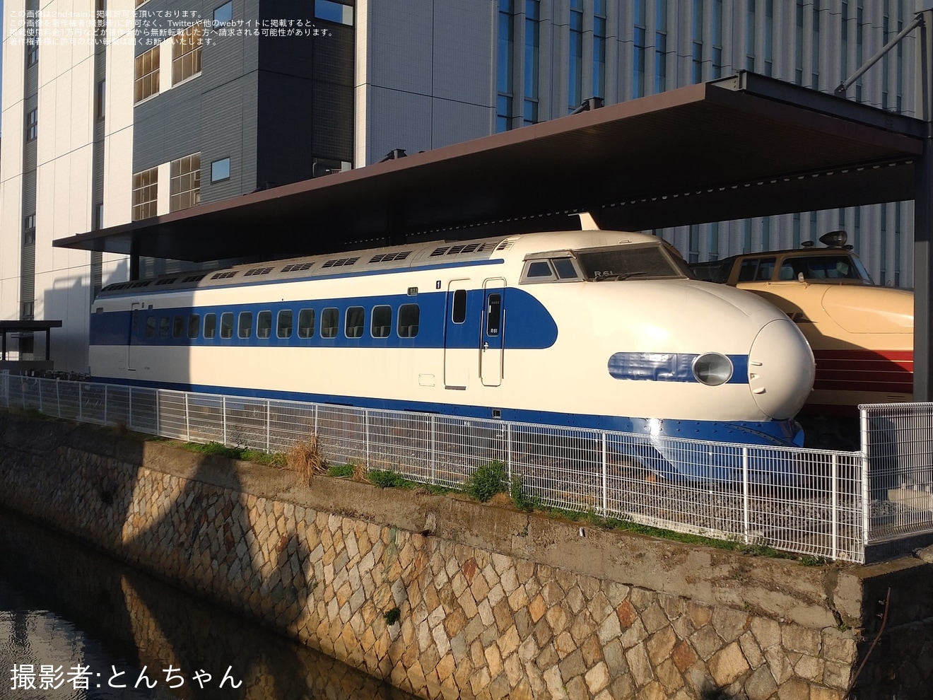 【川車】クハ26001と0系21-7008に、上皇ご夫妻のご成婚日にあわせた特別な装飾が実施の拡大写真