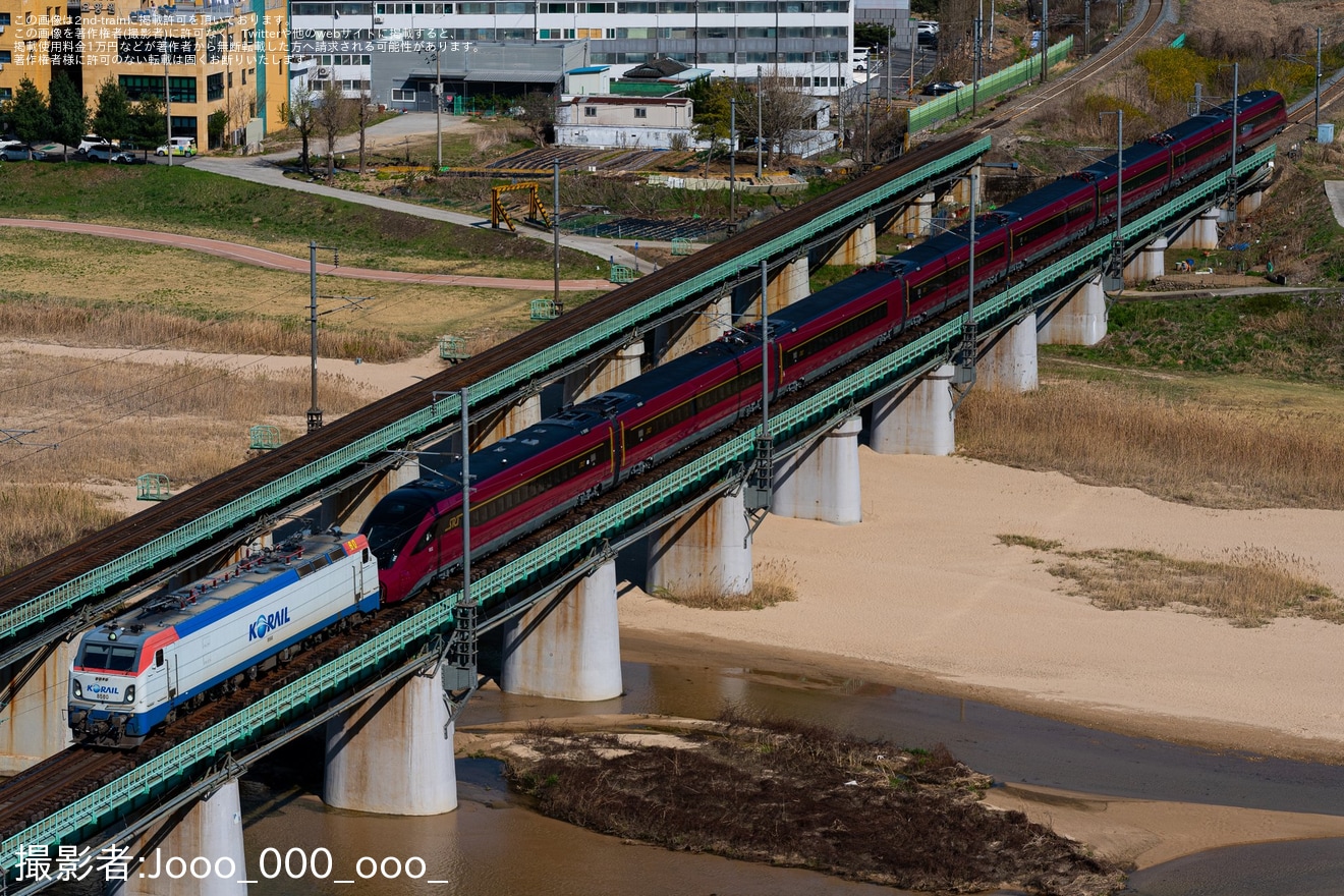 【韓国SRT】新しく製造した高速鉄道電車「EMU-320」の802号編成が輸送の拡大写真