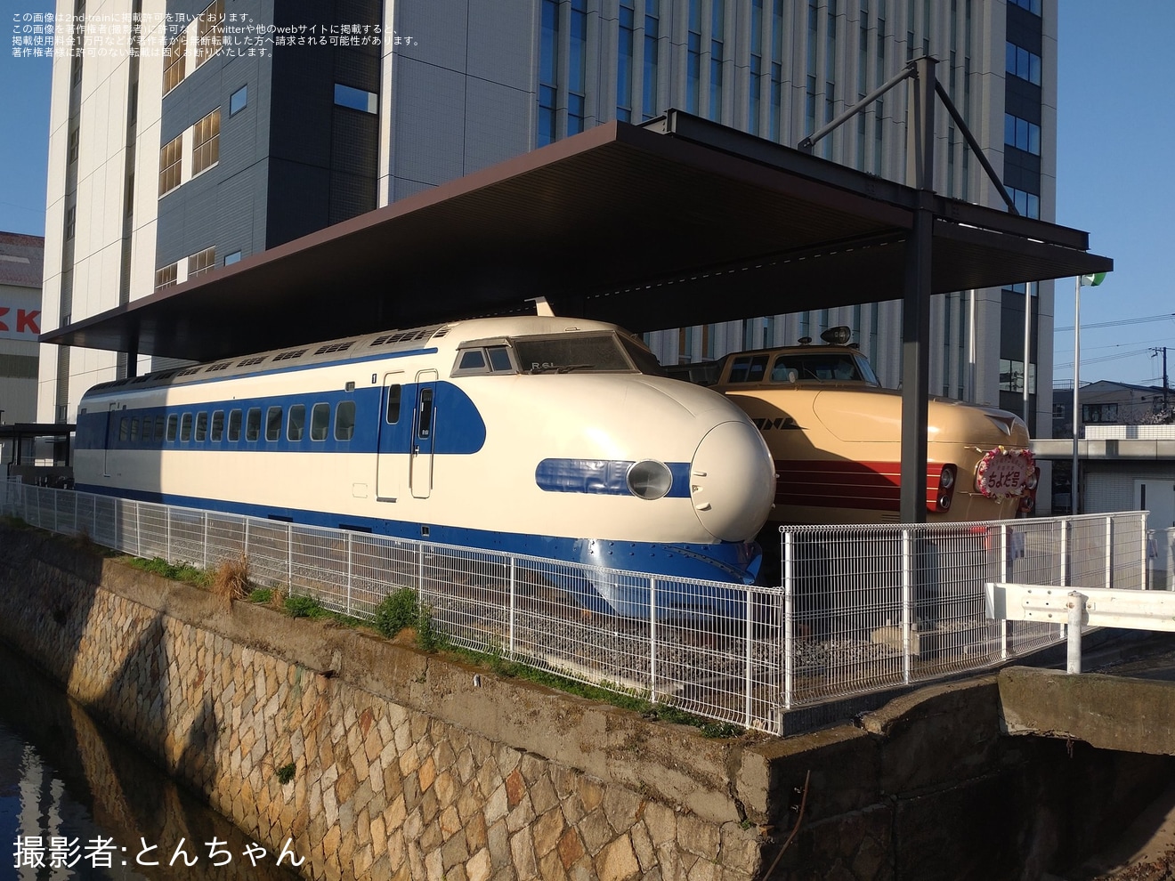 【川車】クハ26001と0系21-7008に、上皇ご夫妻のご成婚日にあわせた特別な装飾が実施の拡大写真