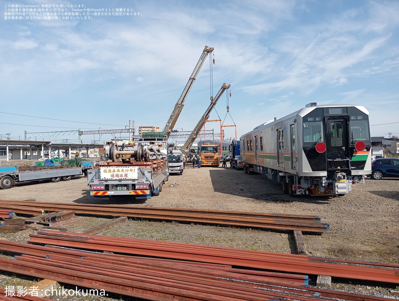 【JR東】E723系5000番台B-1編成が吊り上げの拡大写真