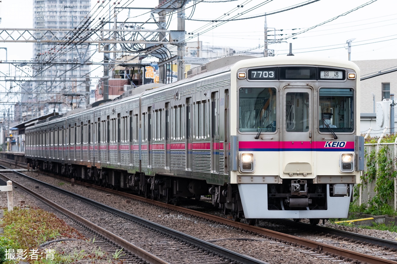【京王】7000系7703Fの連結面に転落防止幌が設置された姿を先頭で本線走行(20260415)の拡大写真