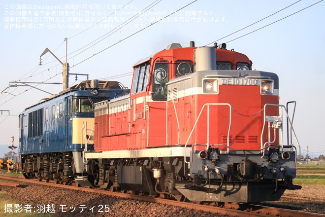 【JR東】EF64-1030がDE10-1700に牽引され秋田総合車両センターへ配給輸送を不明で撮影した写真