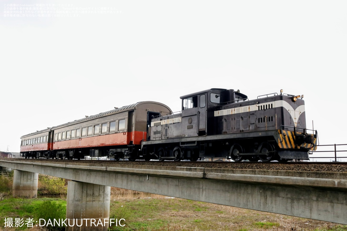 【津軽】「機関車DD352+旧型客車(ストーブ列車用客車)」を運行の拡大写真