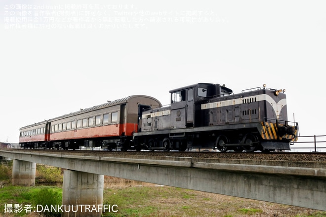 【津軽】「機関車DD352+旧型客車(ストーブ列車用客車)」を運行を不明で撮影した写真