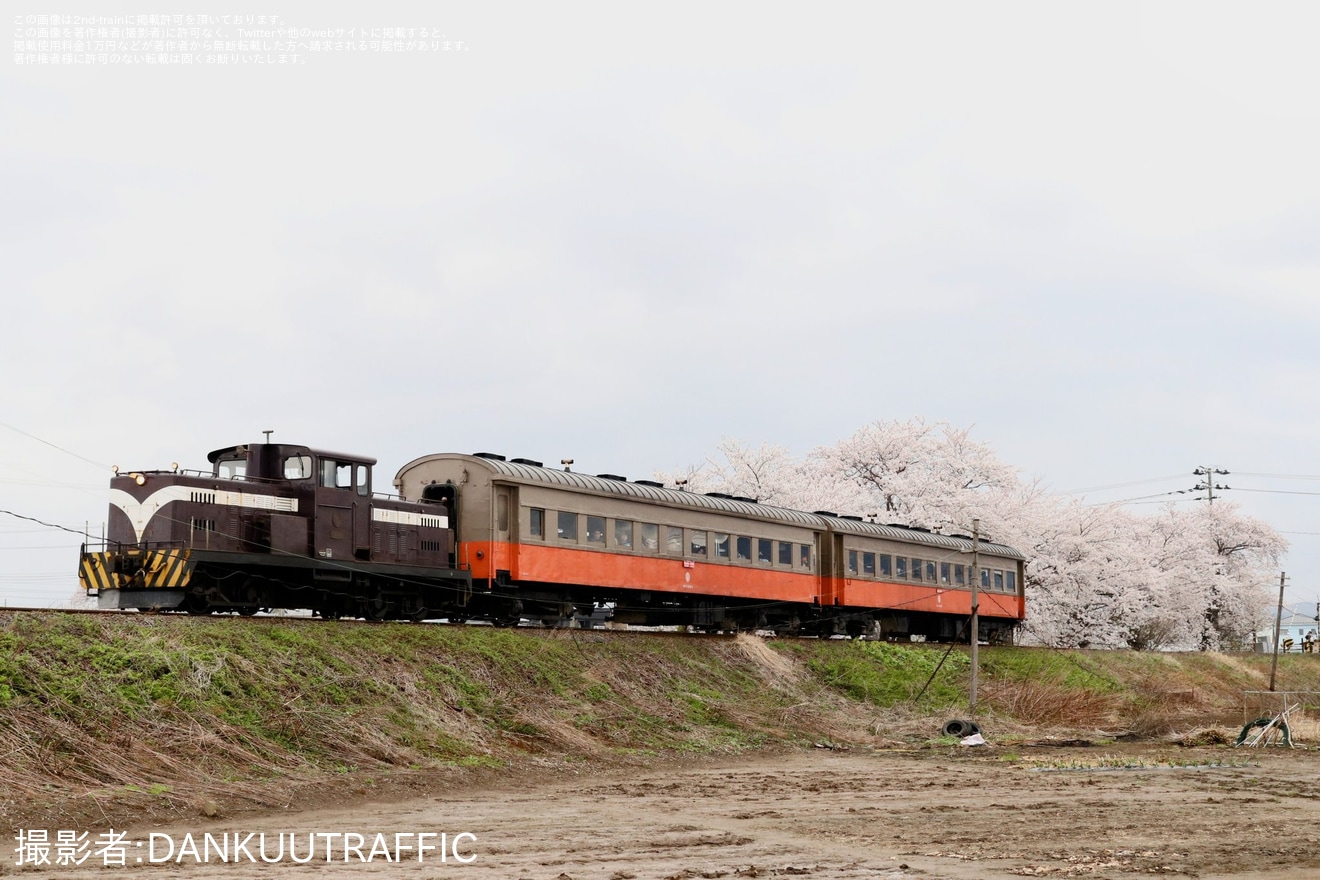 【津軽】「機関車DD352+旧型客車(ストーブ列車用客車)」を運行の拡大写真
