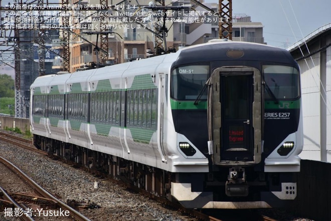 【JR東】臨時特急「あしかが大藤高尾号」を運行(2026年4月)を西浦和駅で撮影した写真