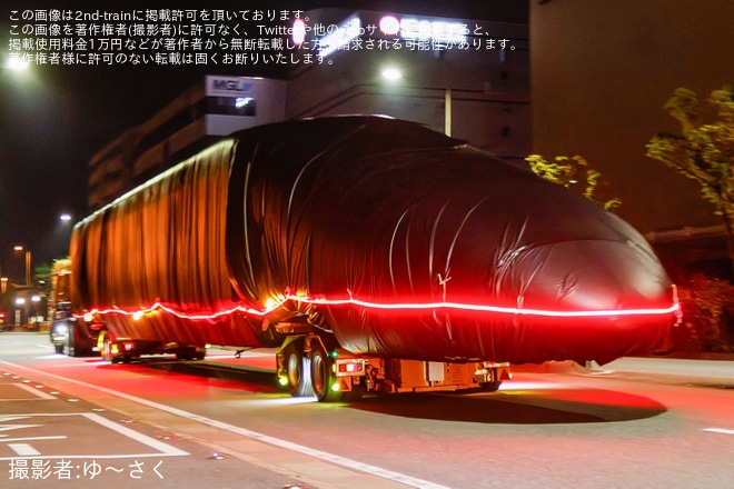 【JR九】九州新幹線800系U005編成1号車が博多駅前広場から陸送を不明で撮影した写真