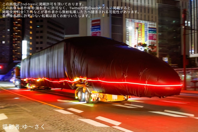 【JR九】九州新幹線800系U005編成1号車が博多駅前広場から陸送を不明で撮影した写真