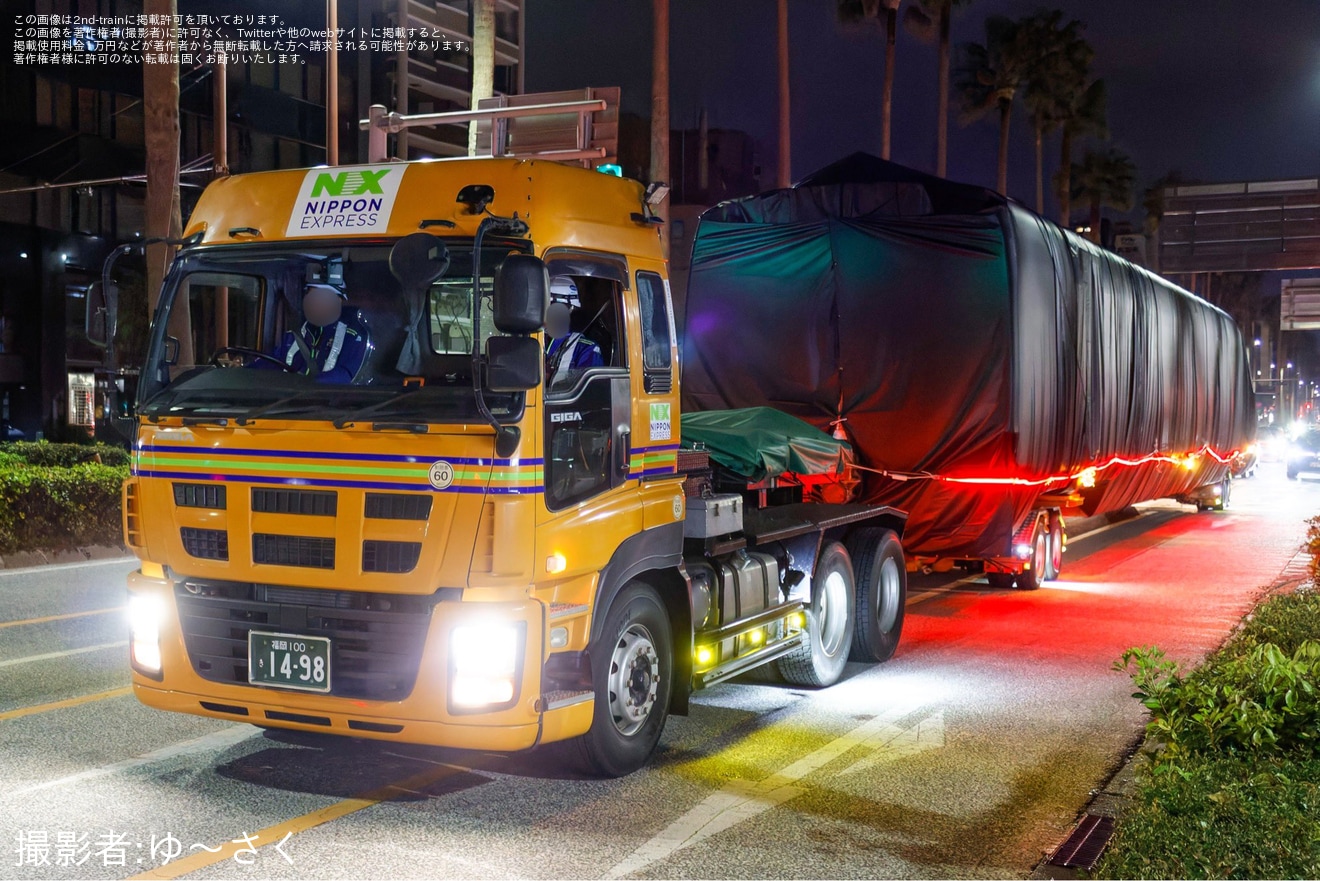 【JR九】九州新幹線800系U005編成1号車が博多駅前広場から陸送の拡大写真