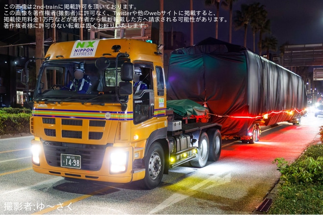 【JR九】九州新幹線800系U005編成1号車が博多駅前広場から陸送を不明で撮影した写真