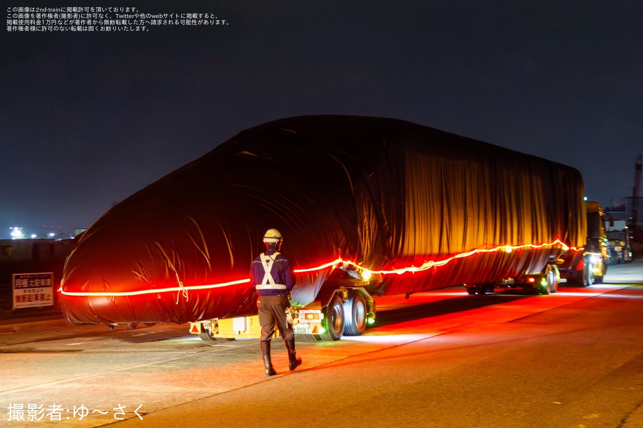 【JR九】九州新幹線800系U005編成1号車が博多駅前広場から陸送の拡大写真