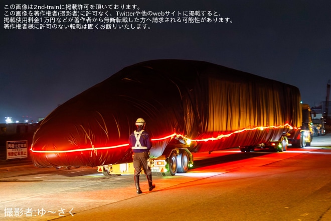 【JR九】九州新幹線800系U005編成1号車が博多駅前広場から陸送を不明で撮影した写真