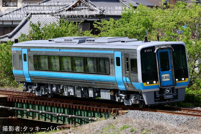 【JR四】2000系気動車2151号車が全般検査を終えて多度津工場出場をみの～詫間間で撮影した写真
