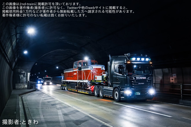 【衣臨】KE65-2が陸送されるを不明で撮影した写真