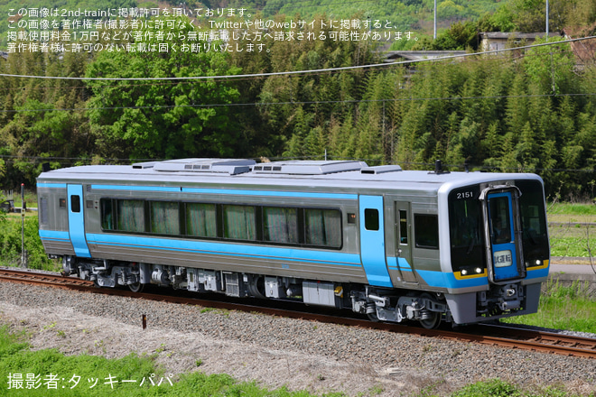 【JR四】2000系気動車2151号車が全般検査を終えて多度津工場出場をみの～詫間間で撮影した写真