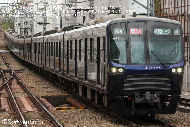 【東急】人身事故の影響で特急菊名行などが運転を自由が丘駅で撮影した写真