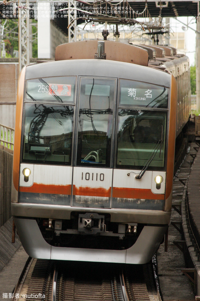 【東急】人身事故の影響で特急菊名行などが運転を田園調布駅で撮影した写真