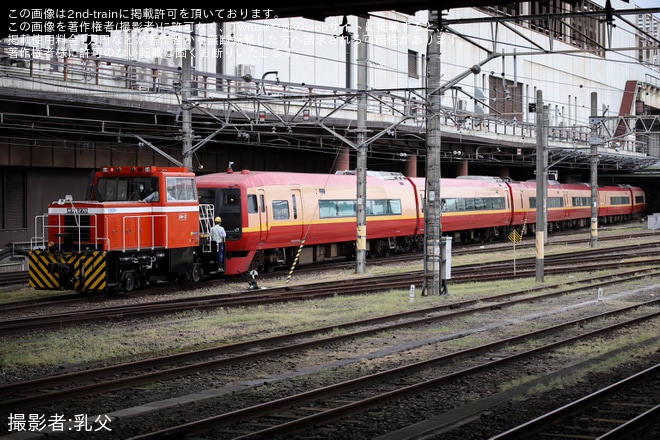 【JR東】253系1000番台OM-N02編成大宮総合車両センター入場回送(塗装変更へ）を不明で撮影した写真