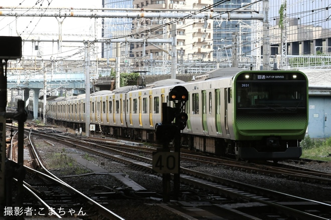 【JR東】一部が黄色になったE235系トウ31編成が東京総合車両センターの西エリア(工場エリア)へを不明で撮影した写真