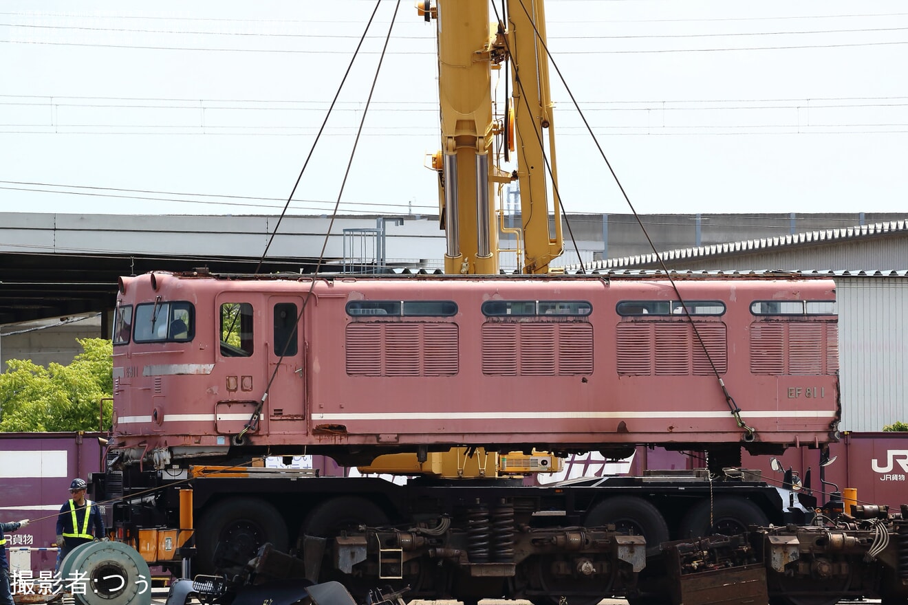 【JR貨】EF81-1が富山貨物駅構内で解体の拡大写真