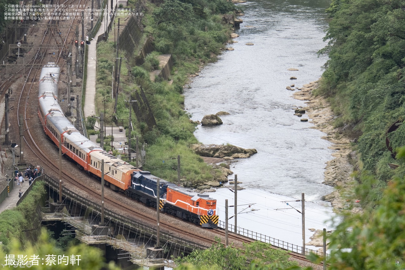 【台鉄】淡江大学鉄道社10周年記念団臨でR20形重連が宜蘭線への拡大写真
