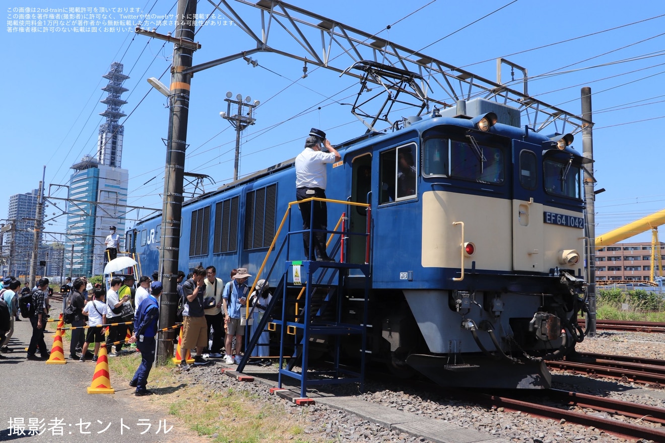 【JR貨】EF64-1042・EF210-13が静岡貨物駅で展示の拡大写真