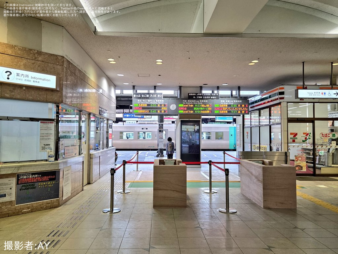 【JR四】徳島駅で自動改札機設置工事が開始 改札立ち台が木製仮設にの拡大写真