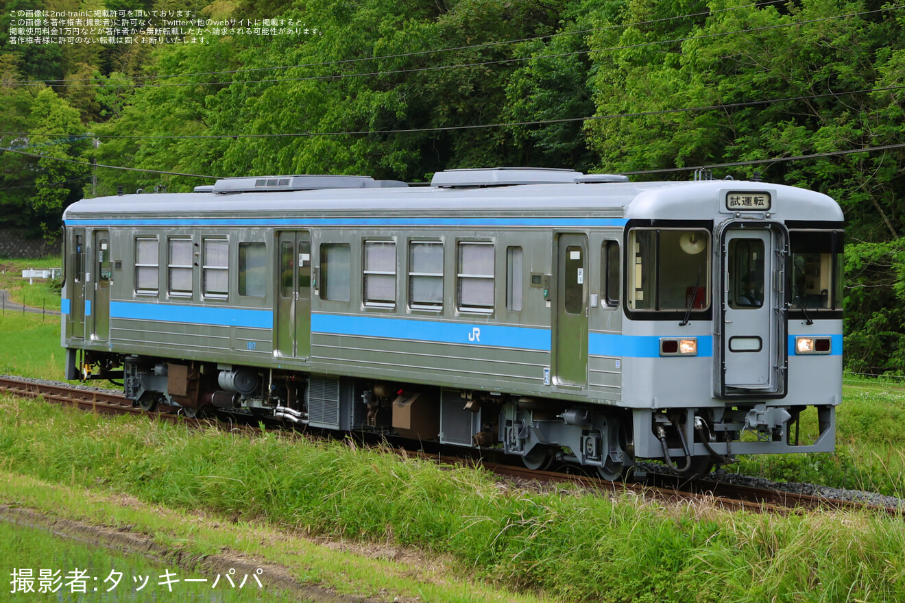 【JR四】1000形1017号車が検査を終えて多度津工場出場の拡大写真